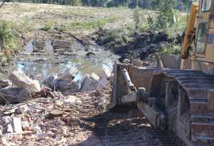 Parte del material del ex San Rafael que la Intendencia de Maldonado está utilizando en el terreno donde se construye la pista de ciclismo.