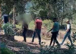 El asesino de Betania tras confesar todos los detalles, llegando al sitio donde había enterrado el cuerpo, en Maldonado.