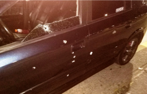 Así quedó el coche dela víctima del ataque tras ser acribillado a balazos.