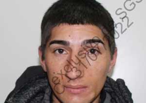 Juan José Cornejo Izquierdo, de noche cumplía arresto domiciliario por una condena del mes de marzo, pero al amanecer, salía a rapiñar a quien encontrara primero; la mayoría de las veces con su pareja