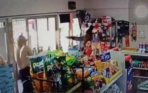 Captura de video del momento en el que ingresa el rapiñero al comercio de balneario Buenos Aires.