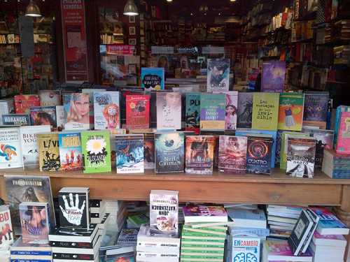 El libro sigue vigente, ni siquiera ha sido abatido por la lectura por internet.