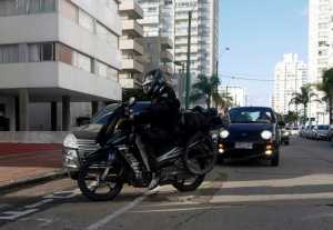 Carlos Larrosa, llegando al Municipio de Punta del Este, luego de 37 días de travesía y unos 10.000 kilómetros recorridos.