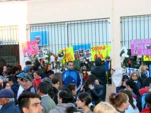 Centenares de personas se manifestaron en las puertas del juzgado, reclamando prisión para el conductor de la camioneta.