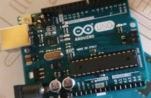 La placa Arduino, constituye el cerebro de los aparatos que se pretende construir.