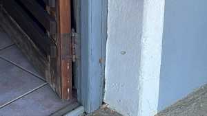 Lugar del impacto de la bala calibre 22 en el marco de la puerta del almacén