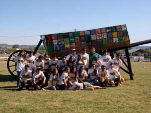 La carretilla gigante y el grupo de jóvenes de Aiguá que organizó a la perfección una fiesta que no tuvo errores.