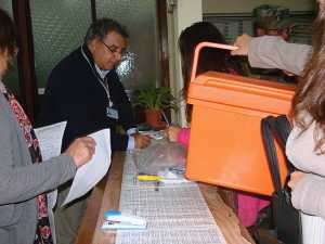 El trámite de entrega de las urnas y la documentación era ágil en Maldonado.