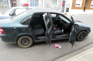 El Vectra minutos después de haber sido interceptado por la Policía en San Carlos.