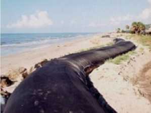 Geotubos similares a estos serán colocados sobre 200 de la Playa Mansa de Punta del Este.