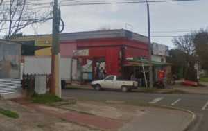 Uno de los comercios rapiñados se ubica en la céntrica esquina de Román Guerra y Lavalleja.