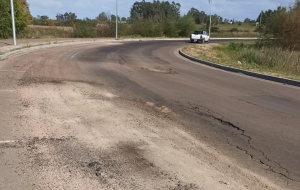 Así se encuentra actualmente el pavimento de la nueva rambla de San Carlos.