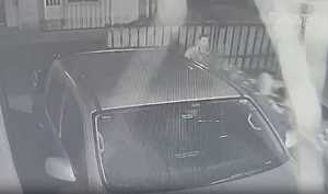 Captura de video del momento que el delincuente es acorralado por el dueño de casa y lo ataca con una escalera.