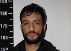 César Damián Pérez González, quiso escapar durante el allanamiento pero fue detenido junto a otras 10 personas que estaban en la casa.