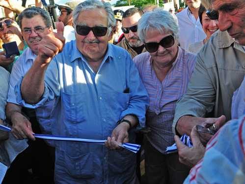 El Presidente procediendo al corte de cinta que inauguró oficialmente la remodelación de parte de la rambla piriapolense.