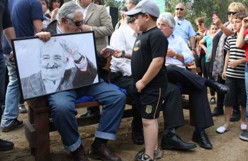 El Presidente recibió como obsequios, una caricatura, y la carta de un niño de 7 años.