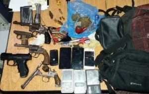 Las armas, teléfonos y otros efectos encontrados dentro de la mochila