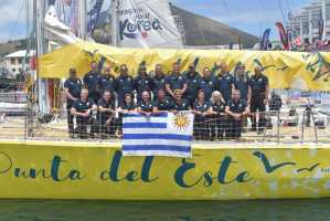 La tripulación del "Punta del Este", despidiéndose de Ciudad del Cabo, sin pensar lo que ocurriría solo horas después.