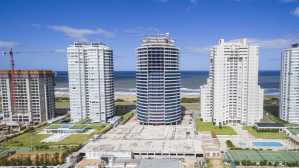 Imagen de la parte posterior de la Trump Tower Punta del Este, donde se observa que el cerramiento exterior solo llega al piso 16.