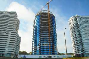 La vista desde la rambla de Punta del Este no revela el escaso avance que tiene la estructura interior de los 24 pisos de la torre