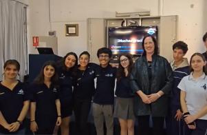 La diplomática junto a estudiantes del liceo N° 4 de Maldonado