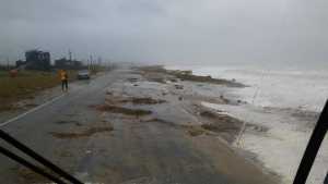 Así se encuentra la Ruta 10 a la altura del balneario Santa Mónica, con las olas rompiendo sobre la banquina