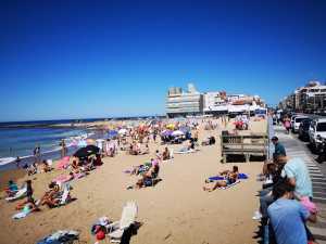 Playa El Emir de Punta del Este en horas del mediodía de este lunes, colmada de bañistas.