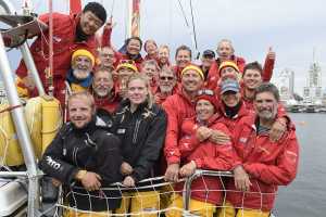 La tripulación del "Qingdao", posando tras amarrar en la escollera del puerto de Punta del Este el mediodía del sábado.