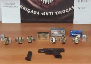 El arma y las innumerables municiones incautadas a M.N.S. durante el procedimiento.