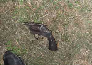 El revolver descartado por los sujetos perseguidos en Cerro Pelado.