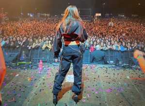 María Becerra y su actuación al aire libre en el America Rockstars