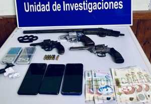 Las cuatro armas, teléfonos y otros elementos incautados en los dos allanamientos.