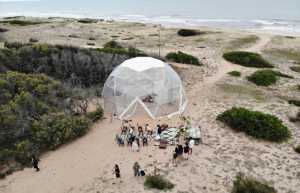 Equipo Urafiki, compuesto por estudiantes de Woodside School filmando en Big Bang Nature Stays el sábado 21 de octubre