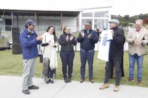 Fernando Antía recibiendo la camiseta de la selección de fútbol de Maldonado, de manos de una delegación de la Junta Departamental.