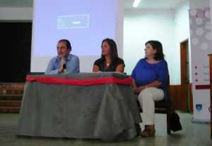 La  Directora local de la Sede Maldonado del Cure, Dra. Estela Delgado; el Director Regional del Cure, profesor Gonzalo Perera; la maestra Lilia Muniz fueron los encargados de abrir la charla. 