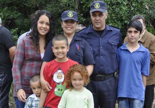 La familia Casas-Sosa en pleno, en su nueva casa, que será el lugar de trabajo del matrimonio.