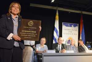 La secretaria general del Legislativo de Maldonado, recibiendo el reconocimiento.