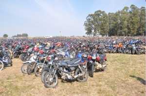 Los depósitos en las comisaría, literalmente explotan, por lo cual las motos que no han sido reclamadas, se apilan en un campo cercano a Maldonado.