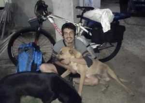 M.F.F.G., cuando salió de San José el año pasado, en bicicleta y con sus dos perros.