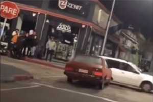 Captura de video en el momento que el Corcel impacta la parte trasera de una camioneta que se desplazaba por calle Román Guerra.