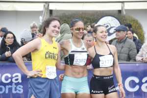 El podio de la rama femenina de la Media Maratón con la atleta local Lorena Sosa al centro.