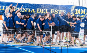 El barco uruguayo lidera la clasificación general cuando se apronta para zarpar hacia Punta del Este.