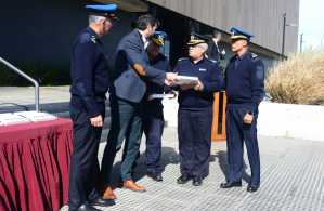 El subjefe de Policía de Maldonado, Jorge Guerra, recibiendo los equipos destinados a Maldonado.