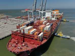 Barco contendor puerto