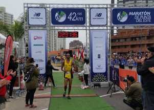 Julio César Moreirea traspasando la meta del 9° Maratón Internacional de Punta del Este