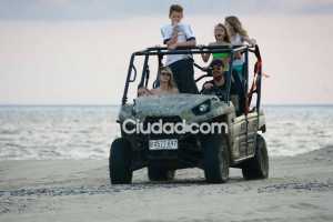 Tinelli y su familia, circulando libremente en su todo terreno, junto a su familia.