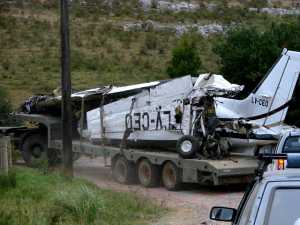 El último viaje: los restos del avión siniestrado salen de los campos del establecimiento Los Mojinetes, al Norte de Laguna del Sauce.