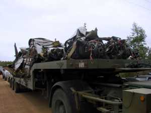 Los restos de la aeronave, son analizados minuciosamente por un grupo de expertos.
