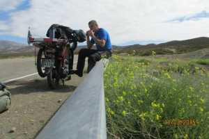 En un punto remoto de la Ruta 40, una pausa obligada para el descanso... y no puede faltar el mate amargo.