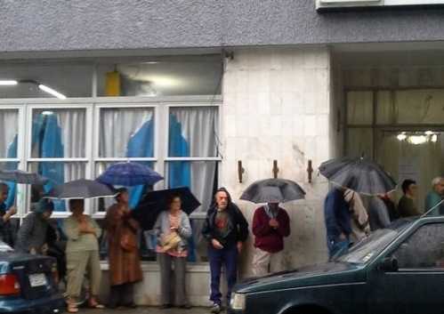 Algunos ciudadanos esperan bajo lluvia para votar, en este caso, en el Club Oriental de la ciudad de San Carlos.